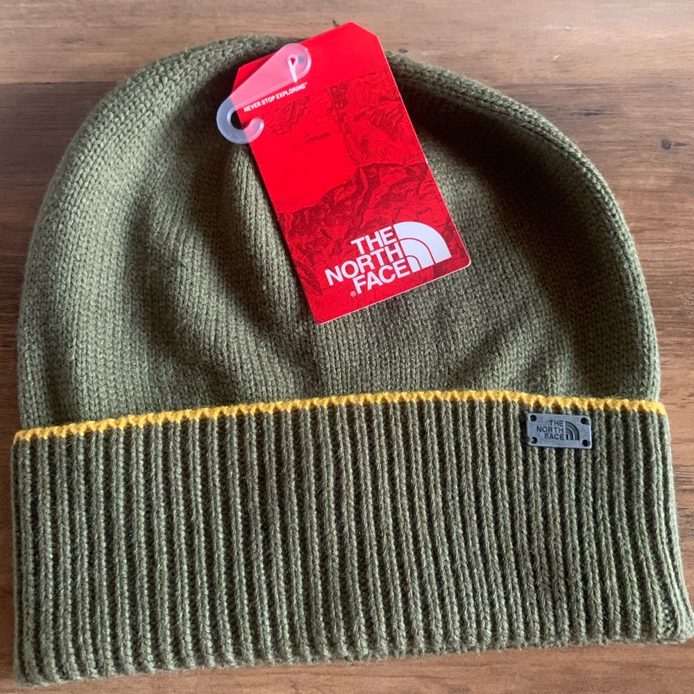 NWT!! The North Face Green Knit Beanie with Yellow Edge! Unisex 💕💕
